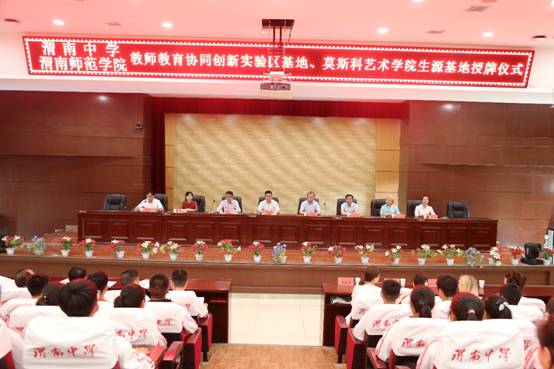 图片包含 室内, 餐桌, 建筑物, 墙壁描述已自动生成 图片包含 室内, 餐桌, 建筑物, 墙壁描述已自动生成